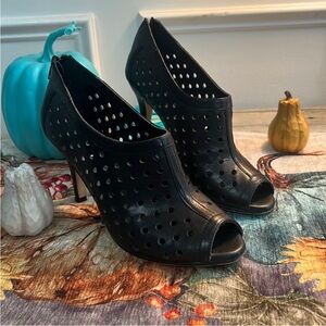 Vaneli Black Leather Heels Open Toe Full Foot Coverage Punched Cutouts Size 7.5